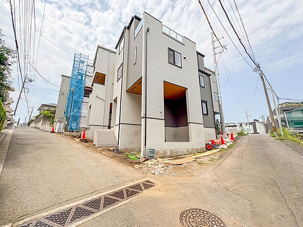 5号棟【前面道路4M】家の前をまっすぐの通りが走っている。クルマは少なく、人々は毎朝、ウォーキング、ジョギング、犬の散歩など、フリーな朝時間を過ごしている。