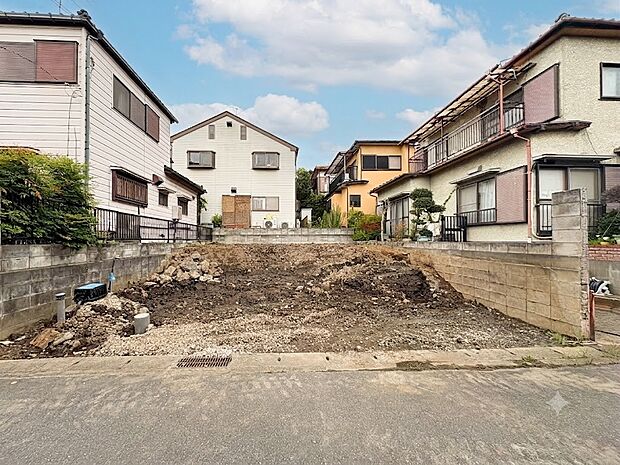 【外観】堂々たる趣ながら、主張し過ぎずどこか余裕を感じさせるシャープなフォルムで佇む邸宅は、晴天の空と照らし合わせる事で、本来あるべき完成形の姿を見せてくれます。*CGにより晴天に加工してお…