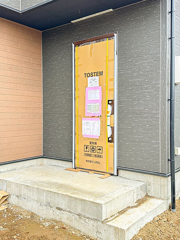 【玄関】ここから始まる「日常」はご家族にとってかけがえのない時間となります。少しでも豊かに、快適に。そんな想いから本邸宅は生まれました。