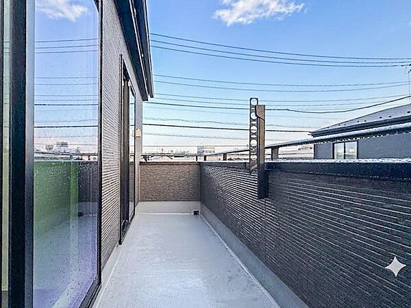 【バルコニー】  バルコニーから差し込む陽光・通風は、住環境・快適性と共に有り続ける貴重な「財産」です。
