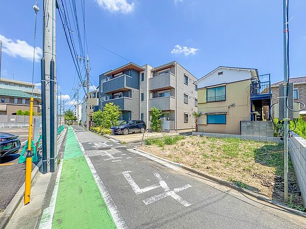 【前面道路4M】家の前をまっすぐの通りが走っている。クルマは少なく、人々は毎朝、ウォーキング、ジョギング、犬の散歩など、フリーな朝時間を過ごしている。