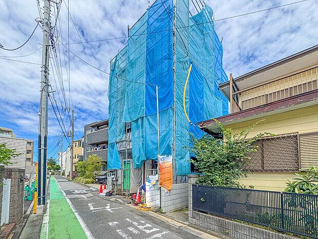 【前面道路4M】家の前をまっすぐの通りが走っている。クルマは少なく、人々は毎朝、ウォーキング、ジョギング、犬の散歩など、フリーな朝時間を過ごしている。