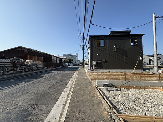 【前面道路】陽当りや通風性など各所に施された工夫で住みやすさを実現。部屋の大きさや周辺環境・街並など、資料には掲載していない情報が現地にはたくさんございます。是非ご確認下さい。