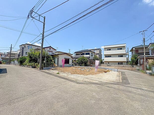 【前面道路】家の前をまっすぐの通りが走っている。クルマは少なく、人々は毎朝、ウォーキング、ジョギング、犬の散歩など、フリーな朝時間を過ごしている。