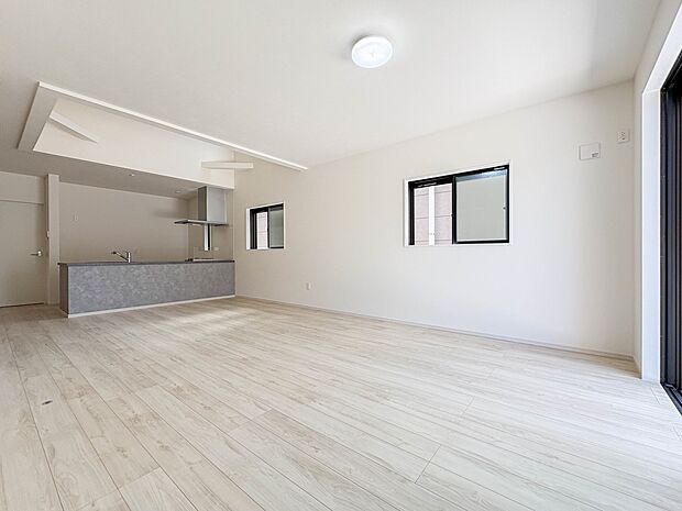 【リビングダイニング】シンプルなデザインの家は風情がある。住む人のこだわりを感じる。外観も内装もいたってシンプル。居心地がよく、家事や趣味、子育てなどにも集中できる。家も人間も熟成するほどシ…