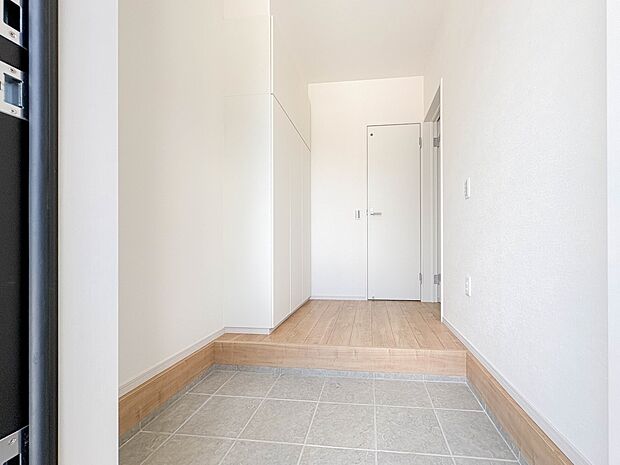 【玄関】玄関はおうちの顔と言われます。玄関アプローチは、外観デザインの印象を左右します。ご家族の個性を出しながら、素敵な玄関でお客様をお迎えしてください。