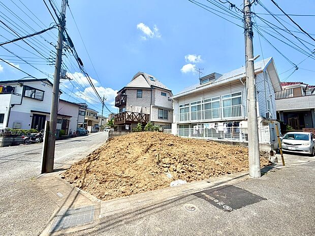 【前面道路】家の前をまっすぐの通りが走っている。クルマは少なく、人々は毎朝、ウォーキング、ジョギング、犬の散歩など、フリーな朝時間を過ごしている。