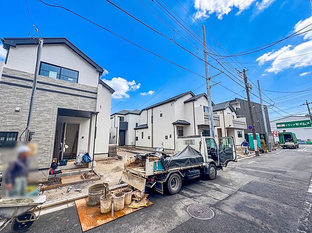 【玄関】玄関はおうちの顔と言われます。玄関アプローチは、外観デザインの印象を左右します。ご家族の個性を出しながら、素敵な玄関でお客様をお迎えしてください。