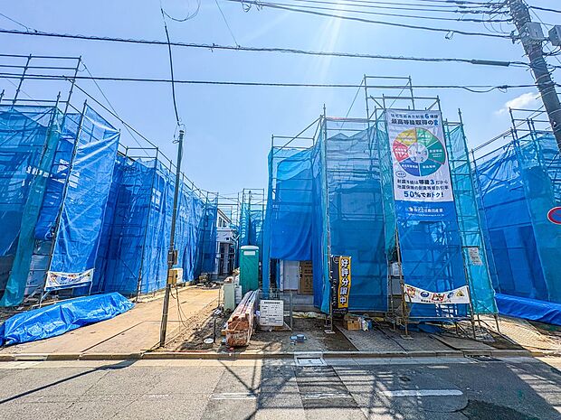 【玄関】玄関はおうちの顔と言われます。玄関アプローチは、外観デザインの印象を左右します。ご家族の個性を出しながら、素敵な玄関でお客様をお迎えしてください。