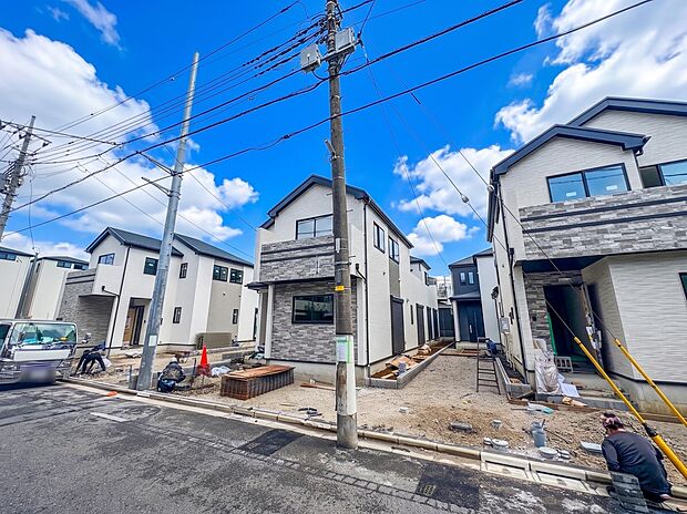【前面道路】陽当りや通風性など各所に施された工夫で住みやすさを実現。部屋の大きさや周辺環境・街並など、資料には掲載していない情報が現地にはたくさんございます。是非ご確認下さい。