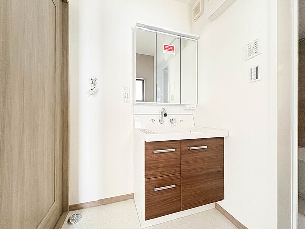 【洗面台】 十分な大きさの洗面台は、身だしなみチェックや歯磨きなど、朝の慌ただしい時間でもホテルライクなスペースで余裕とゆとりを感じて頂けます。