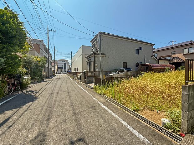 【前面道路6ｍ】家の前をまっすぐの通りが走っている。クルマは少なく、人々は毎朝、ウォーキング、ジョギング、犬の散歩など、フリーな朝時間を過ごしている。