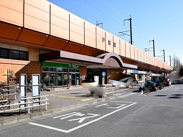 駅 1200m 戸田駅(JR埼京線の各駅停車がとまる駅。東京のベッドタウンであり、駅前には住宅街が広がっていて、大規模再開発が盛んに行われています。都内へ埼京線一本で行けるので重宝します。)…