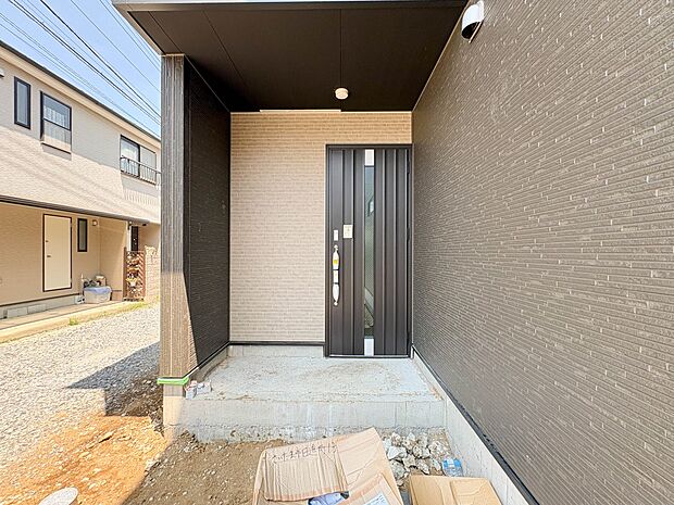 【玄関】2号棟 家の顔となる玄関は、高いデザイン性が求められます。高級感と断熱性、防犯性に優れた玄関ドアを標準装備。ピッキング対策のセキュリティサムターン等、防犯に考慮しました。