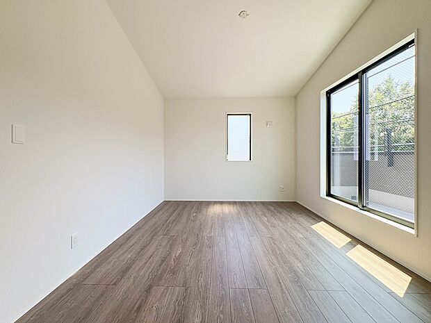 【寝室7.87帖】シンプルな内装はおしゃれのポイントです。シンプルは華美より飽きがこないからです。色や模様でおしゃれ感をだす。それがシンプルイズビューティーです。
