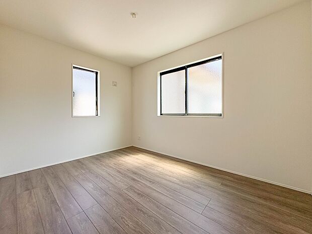 【子供部屋5.25帖】お子様のお部屋にぴったりなクロークを備えたフローリング仕様の洋室です。
