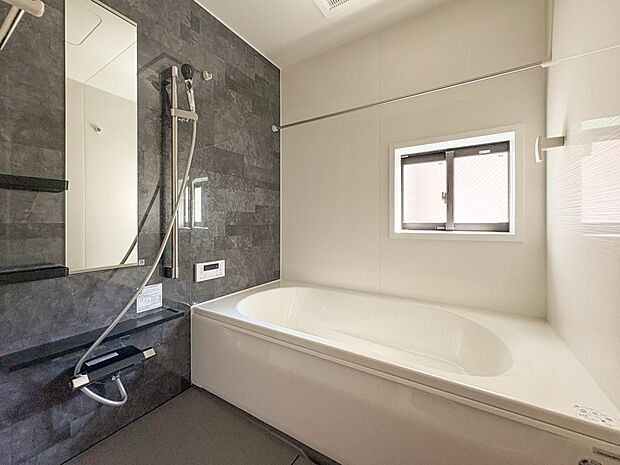 【Bathroom-浴室-】 1日の疲れを癒すバスルームは、心地よいリラックスを叶える清潔感溢れる美しい空間です。心からゆったりと寛いでいただけるよう、ゆとりのスペースを確保してます。
