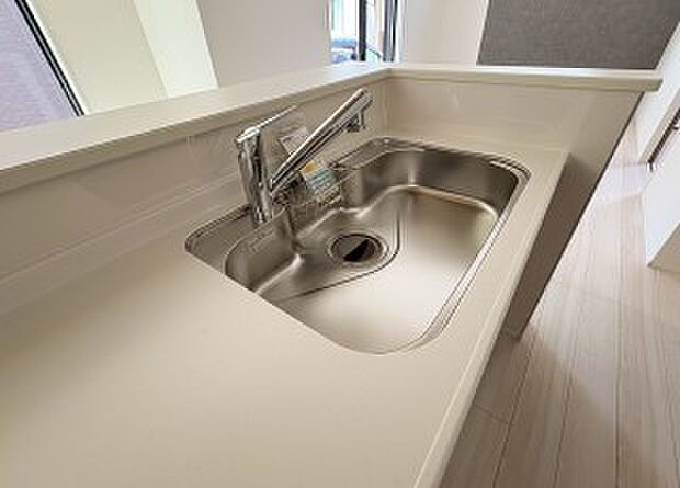 【浄水器一体型混合水栓】一つの蛇口で「原水(水道水)」「シャワー」「浄水」を切り替えられる、浄水器を内蔵した混合水栓です。浄水は、水栓本体の首部分に付属のカートリッジをセットして使用します。…