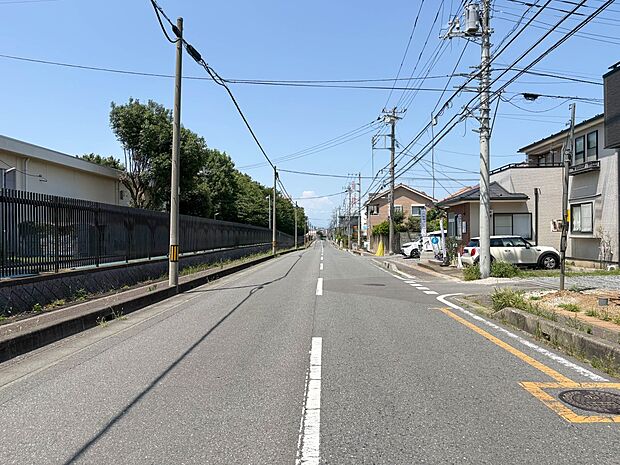 【前面道路】家の前をまっすぐの通りが走っている。クルマは少なく、人々は毎朝、ウォーキング、ジョギング、犬の散歩など、フリーな朝時間を過ごしている。