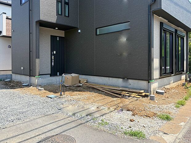 【駐車場】2号棟 カースペース2台可(車種による)。車が1台なら、来客用の駐車場や、駐輪スペースとしてご活用ください。