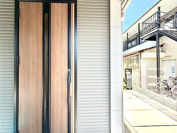 【玄関】家の顔となる玄関は、高いデザイン性が求められます。高級感と断熱性、防犯性に優れた玄関ドアを標準装備。ピッキング対策のセキュリティサムターン等、防犯に考慮しました。