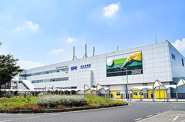 駅 3200m 浦和美園駅(区画整理事業によって生まれたみそのウイングシティへの玄関駅です。Jリーグの浦和レッズが本拠地とする「埼玉スタジアム2002」への最寄り駅でもあり、試合開催日には多…