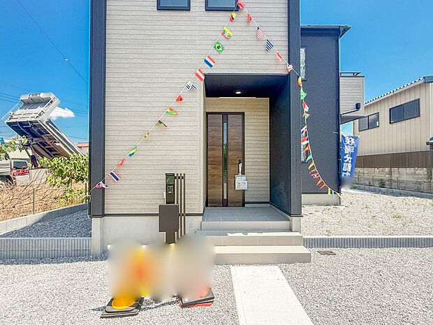 【玄関】玄関はおうちの顔と言われます。玄関アプローチは、外観デザインの印象を左右します。ご家族の個性を出しながら、素敵な玄関でお客様をお迎えしてください。