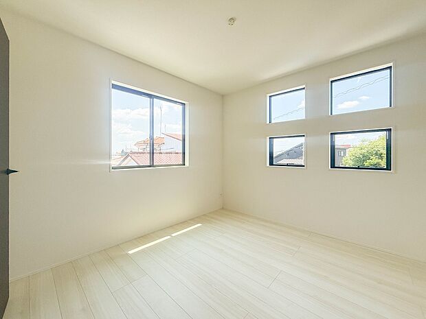 【子供部屋6帖】お子様のお部屋にぴったりなクロークを備えたフローリング仕様の洋室です。