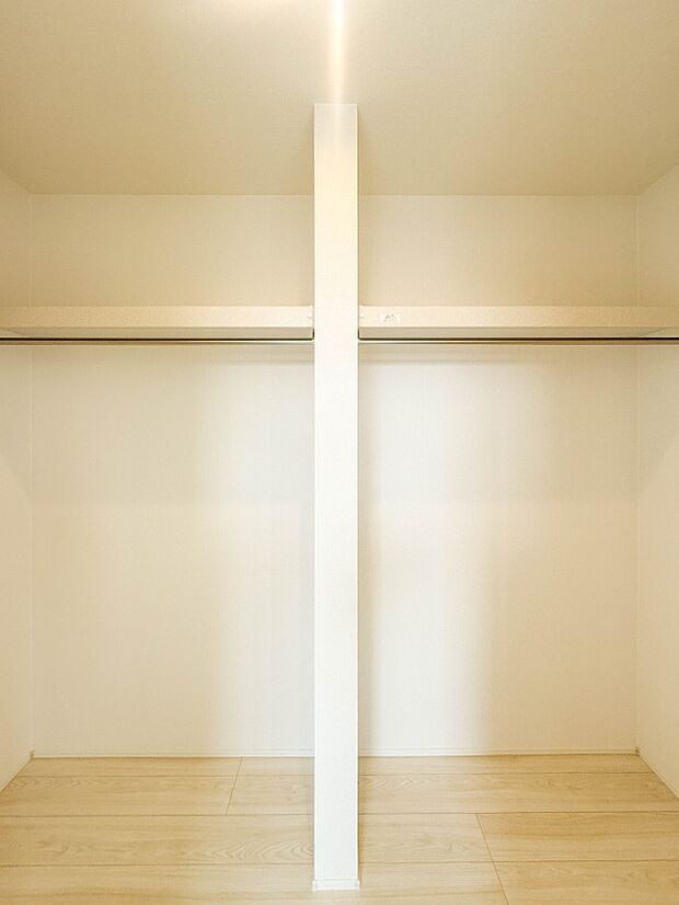 【WIC（ウォークインクローゼット）】  たくさんの洋服をかけてもシワになりにくいウォークインクローゼット。洋服以外にも、普段使わない家電やスーツケース、ストック品など何でも片付く嬉しい空間…