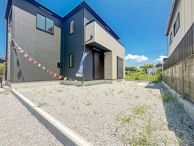 【庭】趣味を楽しむ場であり、家族団らんの場にもなる専用庭。ガーデニングや家庭菜園、プールや遊具を置いて子供の遊び場、テーブルやイスを設置し憩いのスペースなどメリットはたくさんあります。