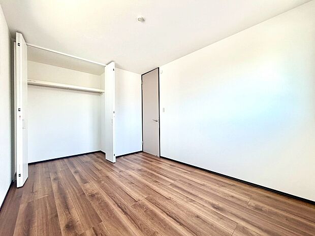 【子供部屋】お子様のお部屋にぴったりなクロークを備えたフローリング仕様の洋室です。