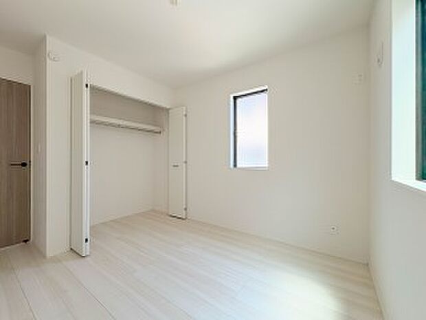 【子供部屋5.25帖】お子様のお部屋にぴったりなクロークを備えたフローリング仕様の洋室です。