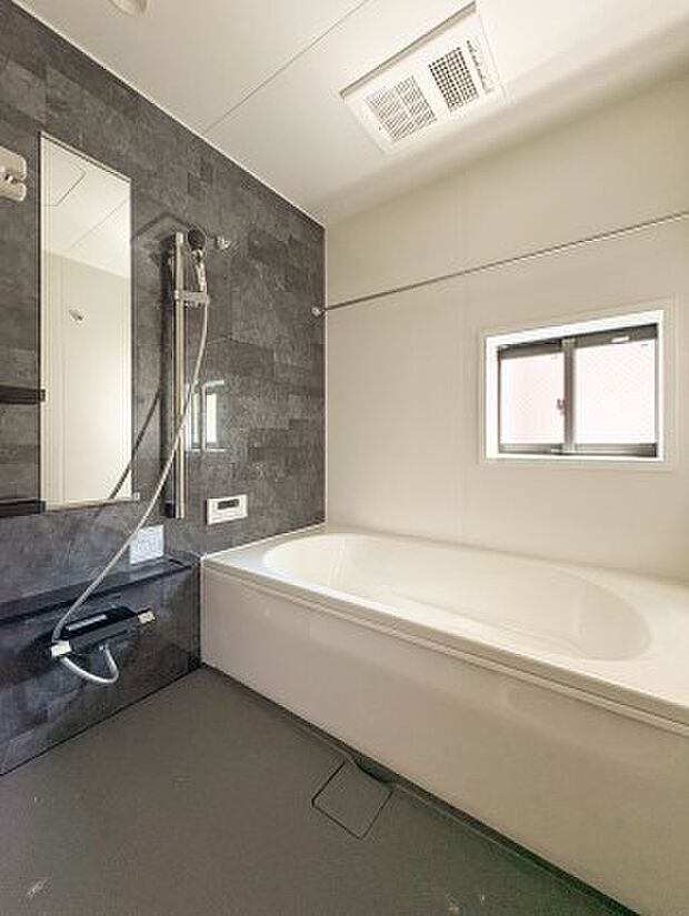 【Bathroom-浴室-】 1日の疲れを癒すバスルームは、心地よいリラックスを叶える清潔感溢れる美しい空間です。心からゆったりと寛いでいただけるよう、ゆとりのスペースを確保してます。
