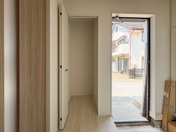 【廊下収納】各部屋を最大限に広く使って頂ける様、全居住スペースに収納付。プライベートルームはゆったりと快適に。