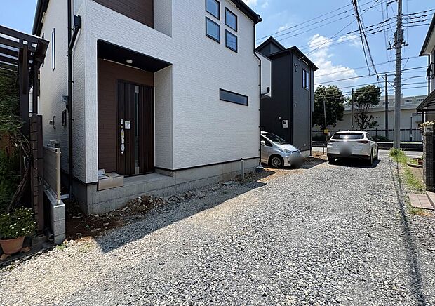 【前面道路】家の前をまっすぐの通りが走っている。クルマは少なく、人々は毎朝、ウォーキング、ジョギング、犬の散歩など、フリーな朝時間を過ごしている。