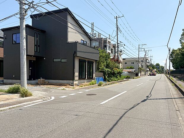 【前面道路】陽当りや通風性など各所に施された工夫で住みやすさを実現。部屋の大きさや周辺環境・街並など、資料には掲載していない情報が現地にはたくさんございます。是非ご確認下さい。