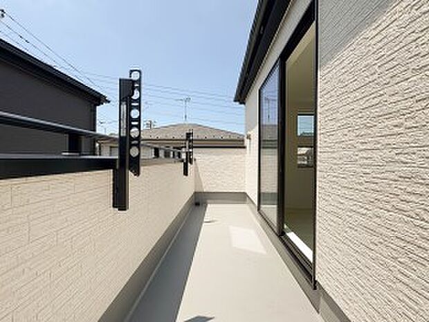 【バルコニー】南側バルコニーから差し込む陽光・通風は、住環境・快適性と共に有り続ける貴重な「財産」です。