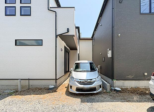 【駐車場】1号棟 カースペース2台可(車種による)。車が1台なら、来客用の駐車場や、駐輪スペースとしてご活用ください。