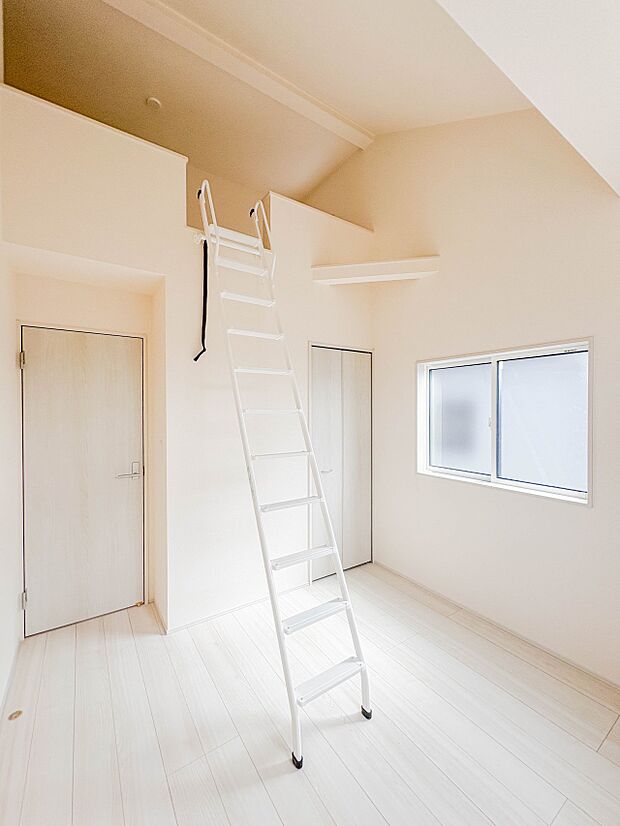 【子供部屋】お子様のお部屋にぴったりなクロークを備えたフローリング仕様の洋室です。