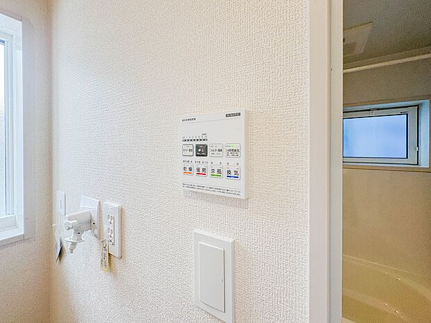 【浴室暖房乾燥機】 雨の日の部屋干しは乾きにくく、生乾きの臭いが気になります。浴室暖房乾燥機があればそんな心配はいりません。換気や暖房機能もあるのでカビの発生や寒い日のヒートショックも防ぎ…