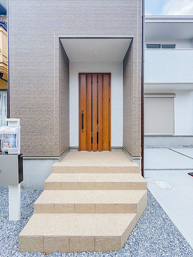 【玄関】家の顔となる玄関は、高いデザイン性が求められます。高級感と断熱性、防犯性に優れた玄関ドアを標準装備。ピッキング対策のセキュリティサムターン等、防犯に考慮しました。