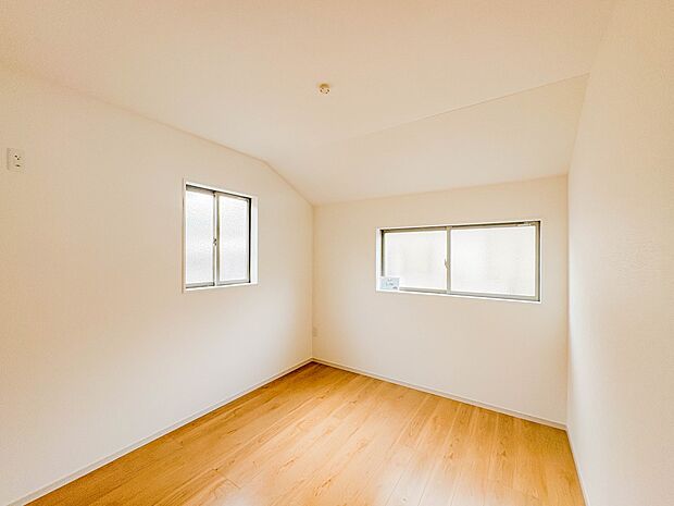 【子供部屋5帖】お子様のお部屋にぴったりなクロークを備えたフローリング仕様の洋室です。