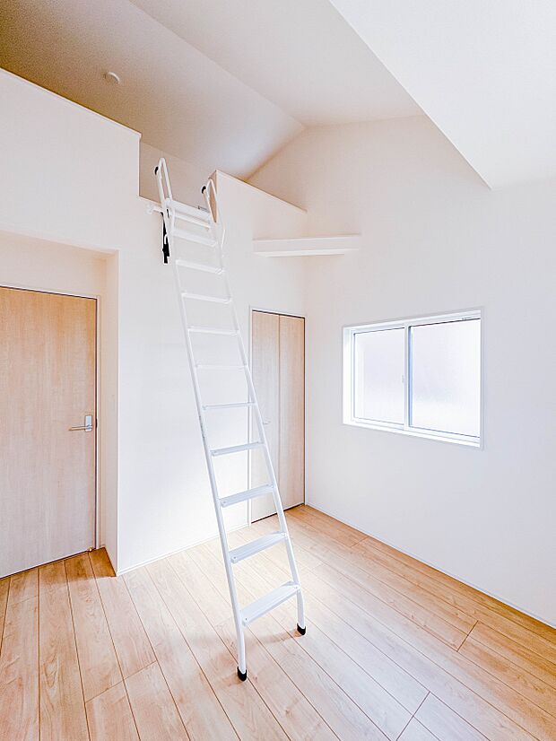 【子供部屋】お子様のお部屋にぴったりなクロークを備えたフローリング仕様の洋室です。