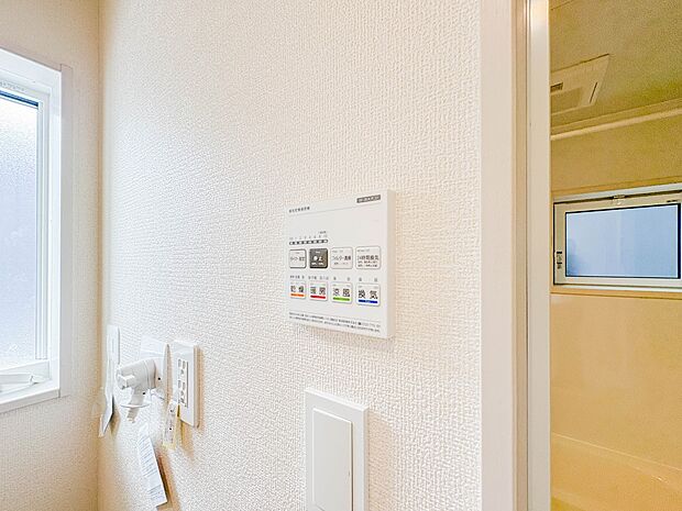 【浴室暖房乾燥機】 雨の日の部屋干しは乾きにくく、生乾きの臭いが気になります。浴室暖房乾燥機があればそんな心配はいりません。換気や暖房機能もあるのでカビの発生や寒い日のヒートショックも防ぎ…