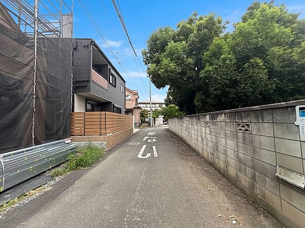 【前面道路】車の通行が少ないので、静かな住環境を維持することができます。