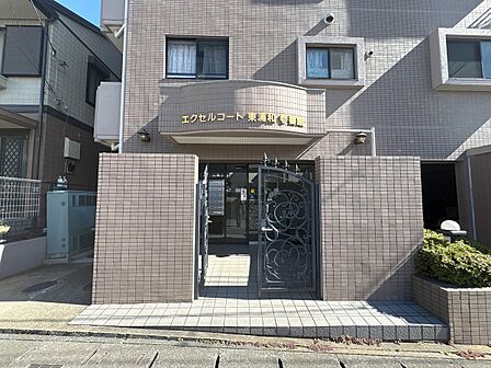 【エントランス】 そのマンションの第一印象となるのがエントランスです。訪問されたお客さまをやさしくお迎えします。エントランスホールは、いわばマンションの顔です。