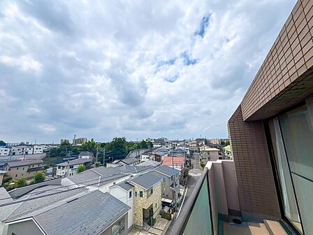 【眺望】3階部分、豊かな陽光が差し込み、心地よい風が通り抜けます。2面バルコニーで、季節の移ろいを感じながら開放的にお過ごしいただけます。