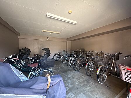 【駐輪場】駐輪場があると自転車を自由に出し入れ出来るので便利。屋根付きで雨にさらされる心配もありません。