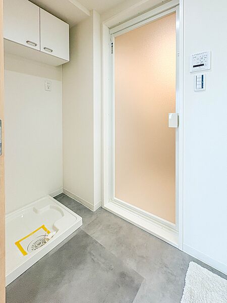 【脱衣所】洗面所は小さなプライベートスペース。歯磨き、洗顔と毎日施す個人空間。