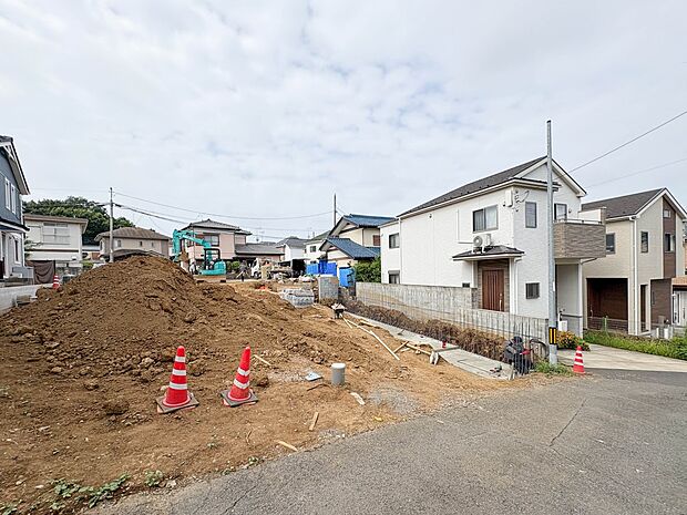【前面道路】家の前をまっすぐの通りが走っている。クルマは少なく、人々は毎朝、ウォーキング、ジョギング、犬の散歩など、フリーな朝時間を過ごしている。